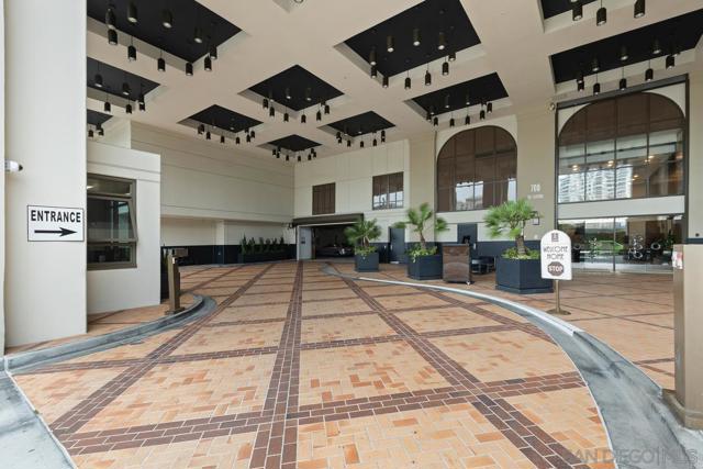 700 W E St, San Diego CA: https://media.crmls.org/mediaz/4974f3cd-3bf3-4597-b715-79587916ab0e.jpg