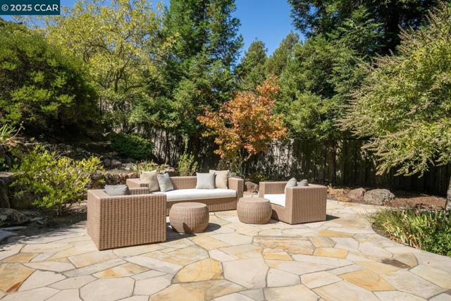 1555 Pebblebrook Ct, Walnut Creek CA: https://media.crmls.org/mediaz/4975706f-72ca-41f6-b667-467e8c9586a8.jpg