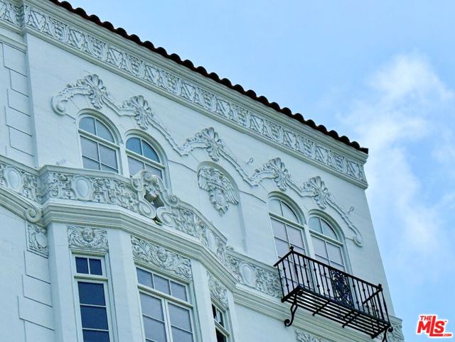1302 N Sweetzer Avenue, West Hollywood CA: https://media.crmls.org/mediaz/49761a9c-51d3-4db8-bf6a-889270d8f690.jpg