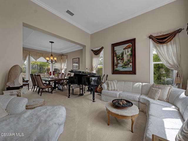 331 Briar Bluff Circle, Thousand Oaks CA: https://media.crmls.org/mediaz/49763d76-0ffb-4689-90a1-769ea3d1dcd8.jpg