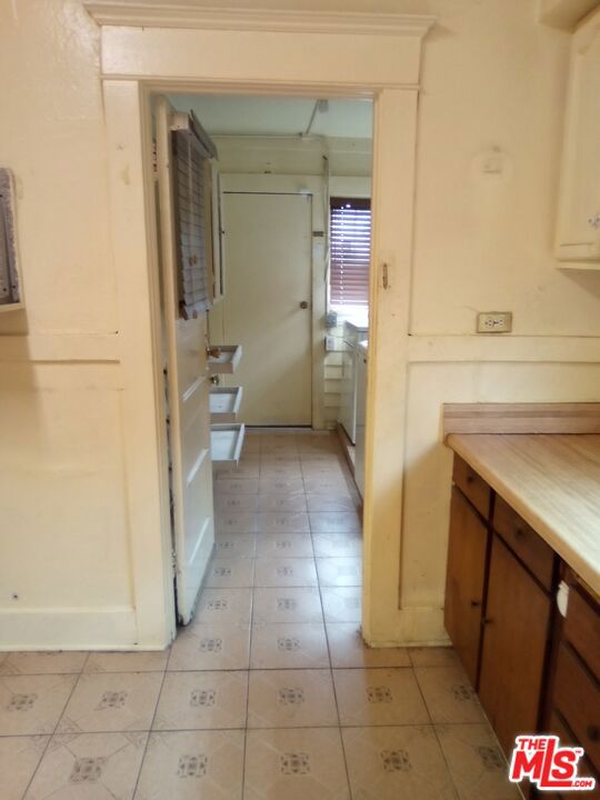 815 W 50th Street, Los Angeles CA: https://media.crmls.org/mediaz/49768c1c-2d3c-4876-bddf-e07abf34cbb0.jpg