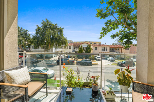 819 HOLT Avenue, Los Angeles CA: https://media.crmls.org/mediaz/4976e8f7-9382-43fc-8eb8-55b00f3e269d.jpg
