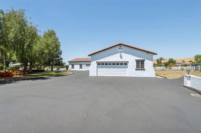1150 Stony Brook Drive, Hollister CA: https://media.crmls.org/mediaz/49782105-d363-470e-800d-810a9702f65f.jpg