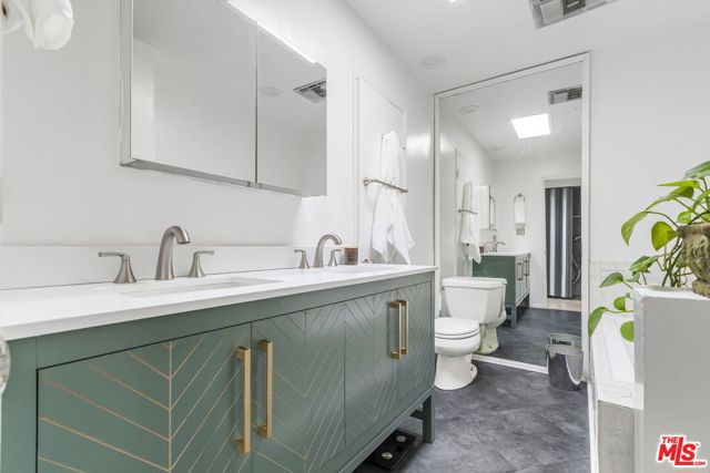 4553 Don Ricardo Drive, Los Angeles CA: https://media.crmls.org/mediaz/49782871-f56b-45ca-afdc-0b09d9345d9d.jpg