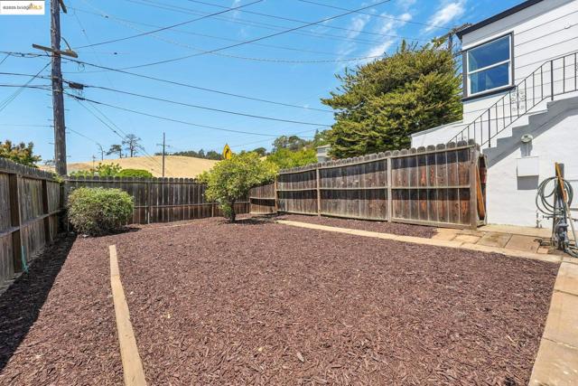 10601 Sheldon St, Oakland CA: https://media.crmls.org/mediaz/49785269-f71d-491f-8281-622c858d81c8.jpg