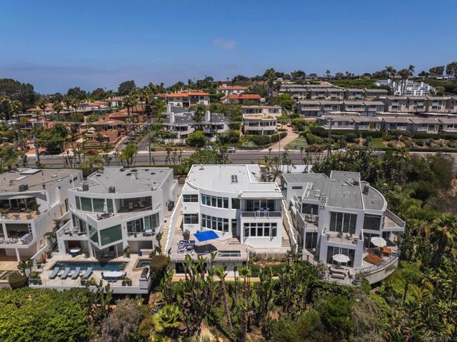 121 Via De La Valle, Del Mar CA: https://media.crmls.org/mediaz/4978a3f0-335f-49a2-ad76-3d02c2a25a44.jpg