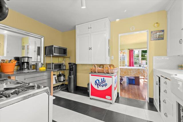 989 Madison Street, Monterey CA: https://media.crmls.org/mediaz/4978af38-b4b7-4e40-9e50-883c9a1db3d7.jpg