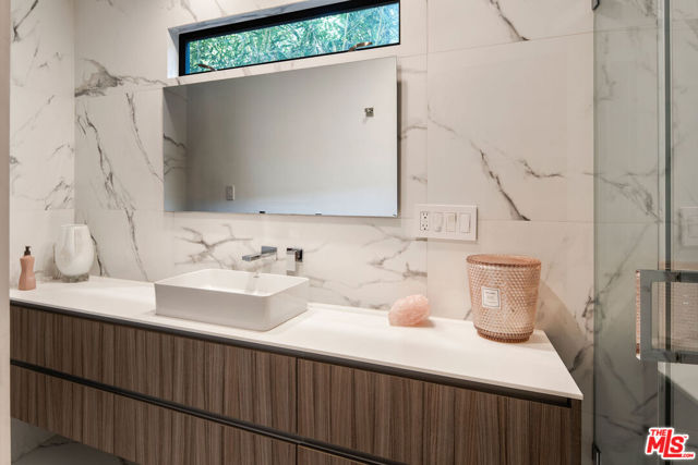 2048 N Beverly Drive, Beverly Hills CA: https://media.crmls.org/mediaz/49795301-fda5-4b76-b15a-f93eb32fae13.jpg