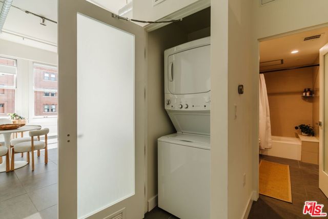 939 S Broadway, Los Angeles CA: https://media.crmls.org/mediaz/49797621-119b-455f-9f8f-48f3c3bcaaa8.jpg