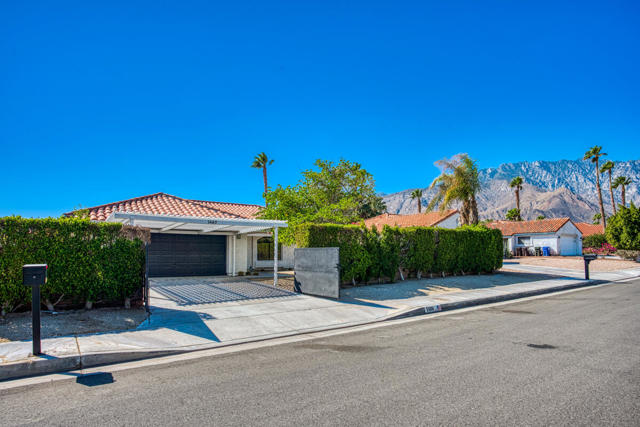 1489 E Francis Drive, Palm Springs CA: https://media.crmls.org/mediaz/49798e17-5649-4dc2-adb8-b8c5856fa796.jpg