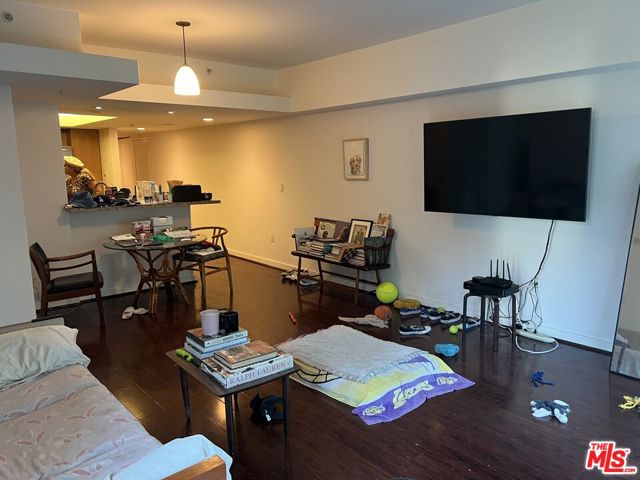 13700 Marina Pointe Drive, Marina del Rey CA: https://media.crmls.org/mediaz/49799238-25d6-457b-8b87-0ef6971c4a79.jpg