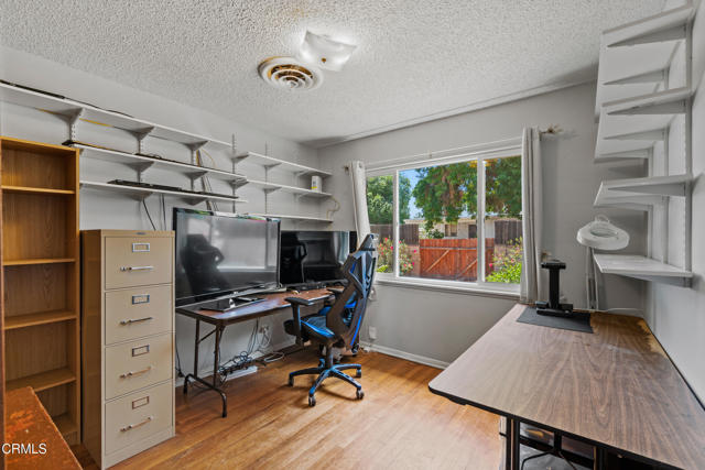 6449 Quakertown Avenue, Woodland Hills CA: https://media.crmls.org/mediaz/497a0163-0e49-4ce0-a0b2-294ab7077ec6.jpg