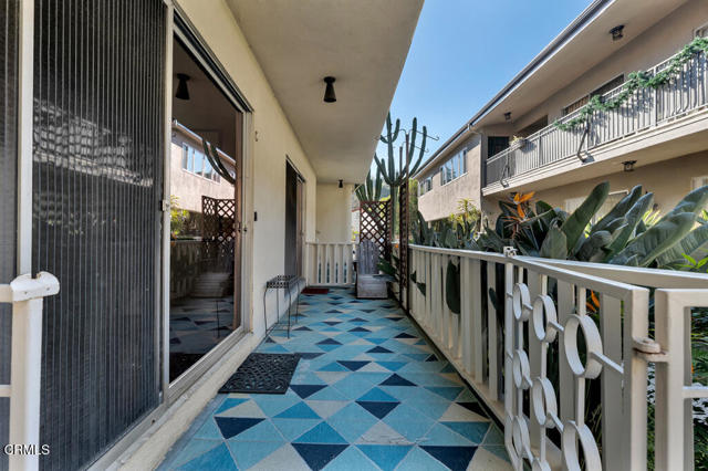 Detail Gallery Image 6 of 33 For 1542 Riverside Dr #C,  Glendale,  CA 91201 - 2 Beds | 2 Baths