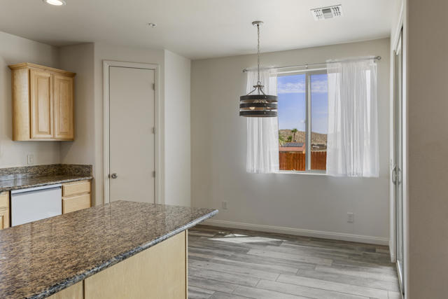 8680 Monument View Drive, Yucca Valley CA: https://media.crmls.org/mediaz/497b94df-81f7-4122-bbdf-125608256128.jpg