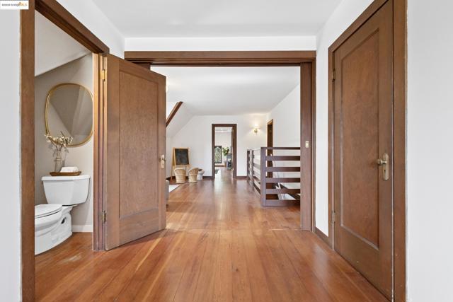 1048 Annerley Rd, Oakland CA: https://media.crmls.org/mediaz/497d0426-0ec0-43f1-acee-64fb20bdce7a.jpg