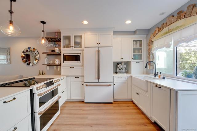 8490 Via Sonoma, La Jolla CA: https://media.crmls.org/mediaz/497d7680-8fdc-4088-8066-ef5dd84203a5.jpg