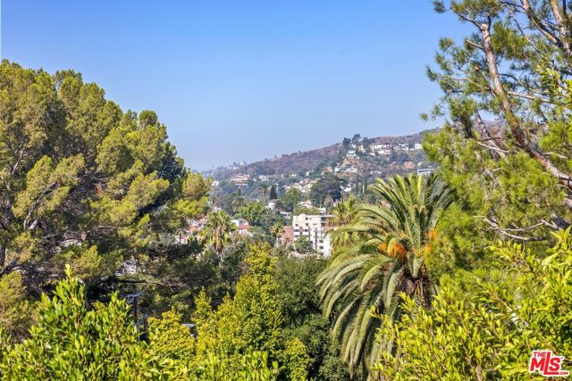 2180 Alcyona Drive, Los Angeles CA: https://media.crmls.org/mediaz/497dda33-50f5-427f-a36b-d9cae2dca4a6.jpg
