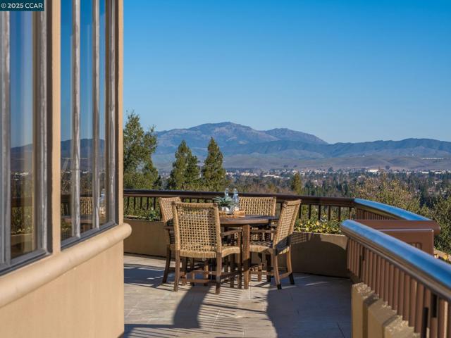 21 Deer Oaks Ct, Pleasanton CA: https://media.crmls.org/mediaz/497e2a49-e737-484f-ad62-2939e3d199a1.jpg