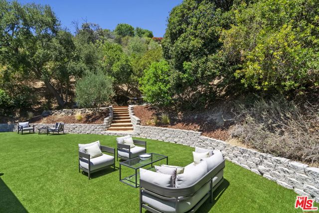 4031 Deerhorn Drive, Sherman Oaks CA: https://media.crmls.org/mediaz/497e90a0-10dd-4f18-90d7-ed4eb4199c9e.jpg