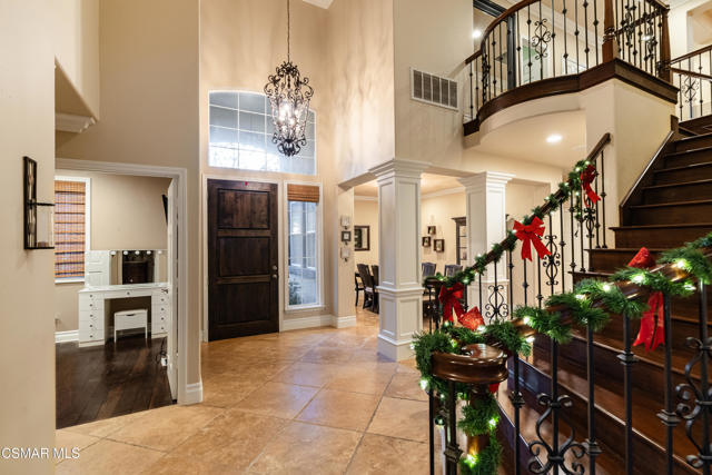 551 Rustic Hills Drive, Simi Valley CA: https://media.crmls.org/mediaz/497ffdef-cf7a-479b-b875-f9e1c1c317eb.jpg