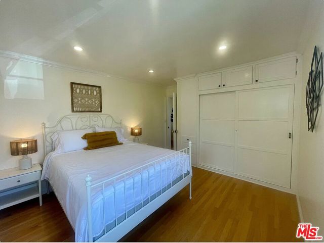 1212 10th Street, Santa Monica CA: https://media.crmls.org/mediaz/498144bb-0c94-42e6-832a-20f91090dd5e.jpg