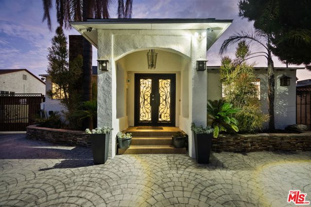 6319 Willowcrest Avenue, North Hollywood CA: https://media.crmls.org/mediaz/4981f7c6-ccb4-4356-bf6e-c2e28cb1cb05.jpg