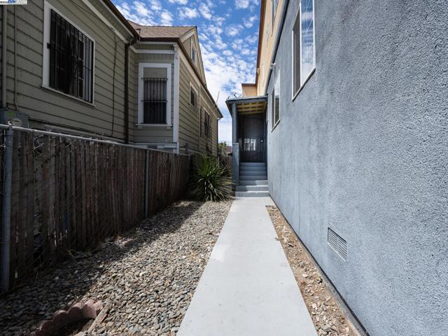 1437 25Th Ave, Oakland CA: https://media.crmls.org/mediaz/4982ca2e-802e-46db-9d8f-33c169210714.jpg