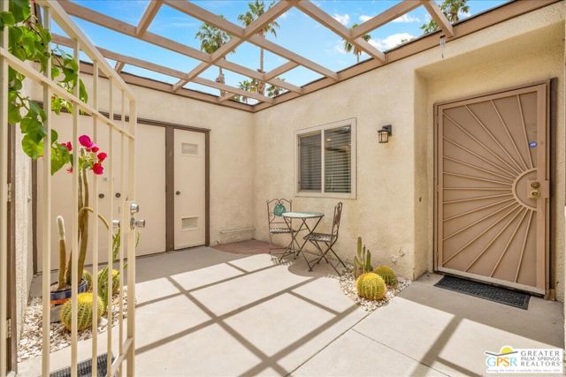 733 N Via Acapulco, Palm Springs CA: https://media.crmls.org/mediaz/498399e9-8bd2-428b-9ee3-86de5b357b3b.jpg