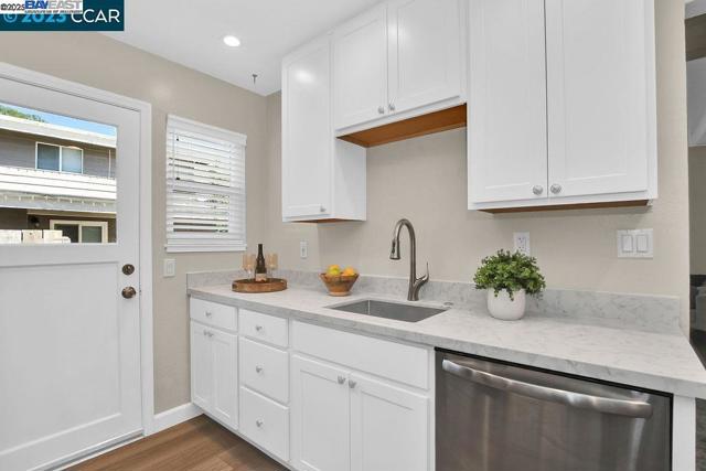 164 Gilbert Ct, Martinez CA: https://media.crmls.org/mediaz/4984f68b-7c5d-4531-899e-46bb92db66f3.jpg