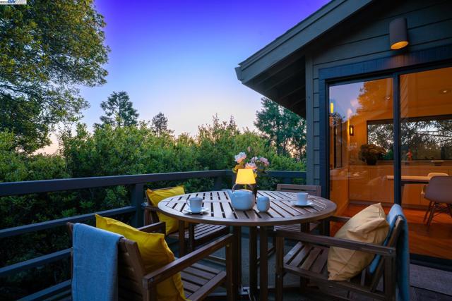 351 El Toyonal, Orinda CA: https://media.crmls.org/mediaz/4985a303-6f54-42d9-a0fc-8a58fa438c86.jpg