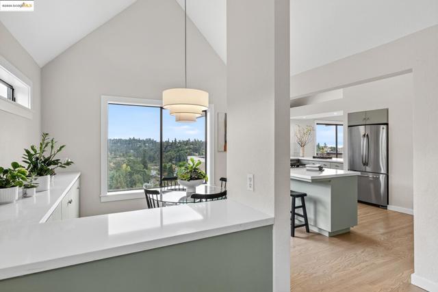 6475 Swainland Rd, Oakland CA: https://media.crmls.org/mediaz/4985e70e-8755-4a54-a087-3eb9471457d8.jpg