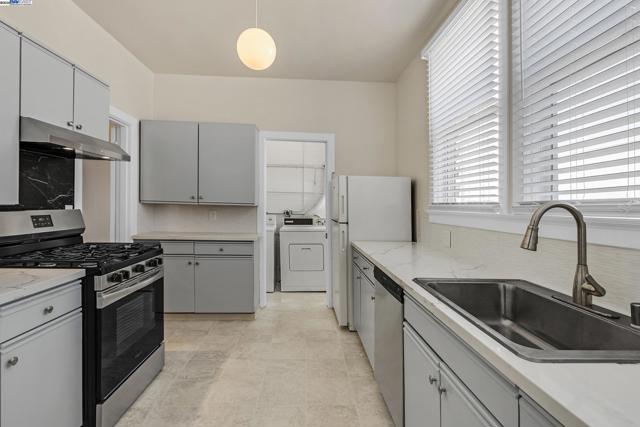 4134 Fulton St, San Francisco CA: https://media.crmls.org/mediaz/4985f274-5035-4bb2-93ac-3149323bce62.jpg