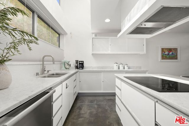 950 N Orange Grove Avenue, West Hollywood CA: https://media.crmls.org/mediaz/49863846-9d89-4a4f-a46c-a5e56d516f44.jpg