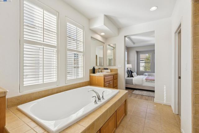 5 Cornelius Sq, Alameda CA: https://media.crmls.org/mediaz/498668e9-5d95-4a83-b7a9-3a816aa571f2.jpg