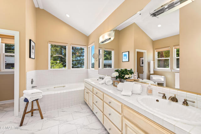1074 Deseo Avenue, Camarillo CA: https://media.crmls.org/mediaz/498891dd-ed5b-419e-b3b7-ab7ec84ec11f.jpg