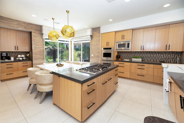 12 Varsity Circle, Rancho Mirage CA: https://media.crmls.org/mediaz/498a3560-17ce-4d01-82a6-090486af9d91.jpg
