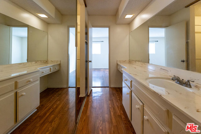 5330 Zelzah Avenue, Encino CA: https://media.crmls.org/mediaz/498a8d39-4cf4-499c-a59d-b265826a4051.jpg