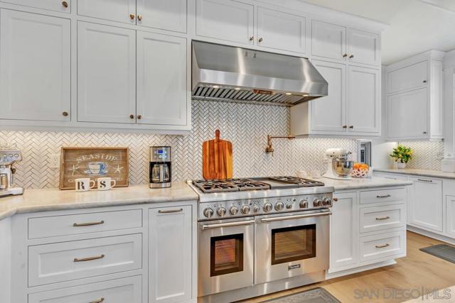 1050 Isabella Ave, Coronado CA: https://media.crmls.org/mediaz/498b0326-bec1-42e6-8d17-9a20ef3de8fd.jpg