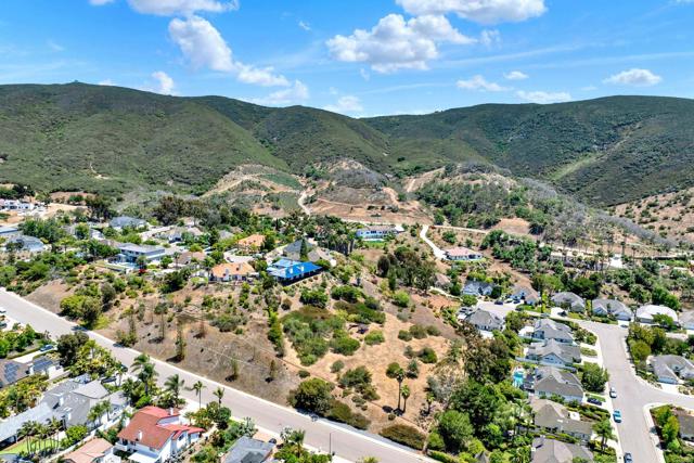 1310 Miracielo Court, San Marcos CA: https://media.crmls.org/mediaz/498b60ec-3868-4d3f-bfbc-e42a9bf9e971.jpg