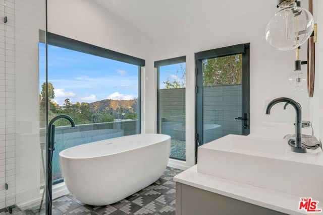 8400 Edwin Drive, Los Angeles CA: https://media.crmls.org/mediaz/498c54a7-d0db-4850-b87b-b63f7b966684.jpg