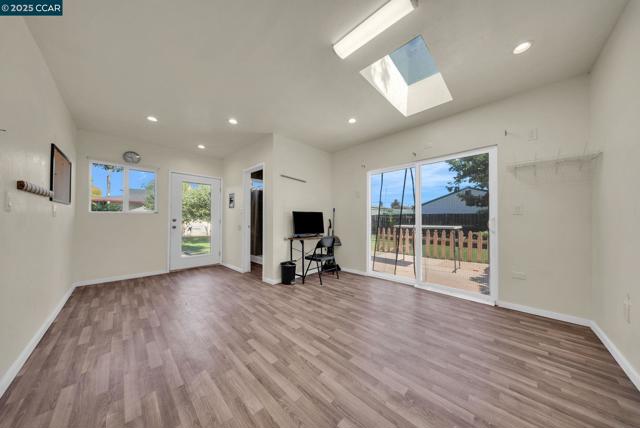 3412 Flamingo Dr, Concord CA: https://media.crmls.org/mediaz/498c6240-33f5-46d9-b975-85e227396ccd.jpg