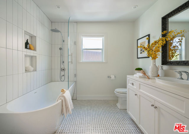 729 N Stanley Avenue, Los Angeles CA: https://media.crmls.org/mediaz/498dd7ef-f598-4c0d-b33b-4fd4b5f59fb0.jpg