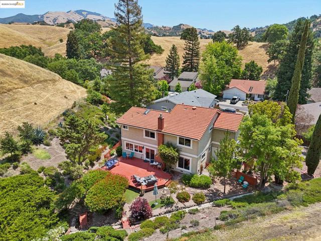 2353 Benham Ct, Walnut Creek CA: https://media.crmls.org/mediaz/498e197b-7677-4ad3-b788-a1abd5815c29.jpg