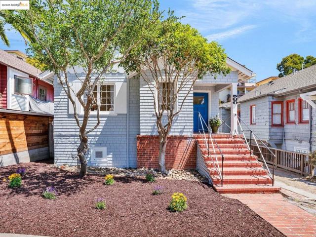 580 Chetwood St., Oakland CA: https://media.crmls.org/mediaz/498e3d96-84dd-4c5f-b98c-c5d968b61059.jpg
