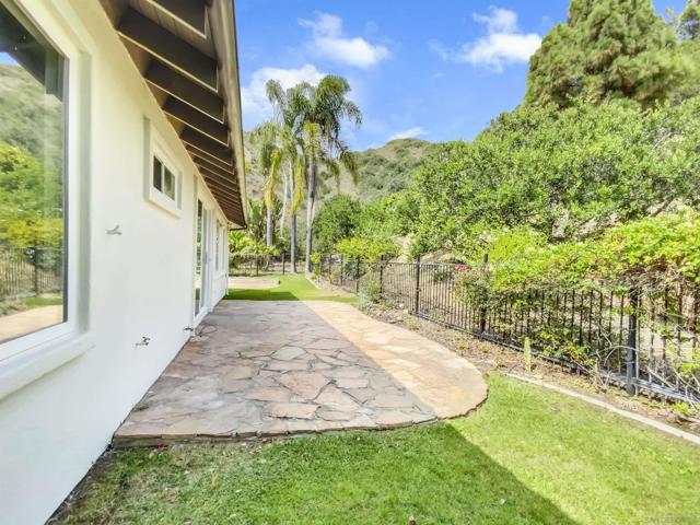 6125 Flagstone Row, La Jolla CA: https://media.crmls.org/mediaz/498f376a-926e-40e7-b6d5-cfdcece4970a.jpg