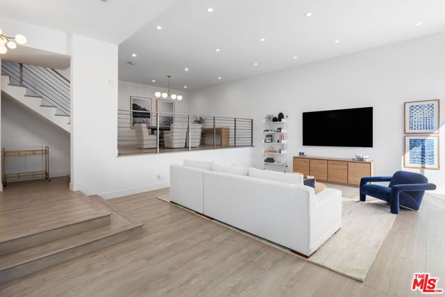 5254 Yarmouth Avenue, Encino CA: https://media.crmls.org/mediaz/498f5f21-11e7-4d70-88d8-e5b2492576dc.jpg