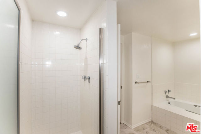 410 S Barrington Avenue, Los Angeles CA: https://media.crmls.org/mediaz/498f774d-c0b7-456c-a84d-6a31381376c9.jpg