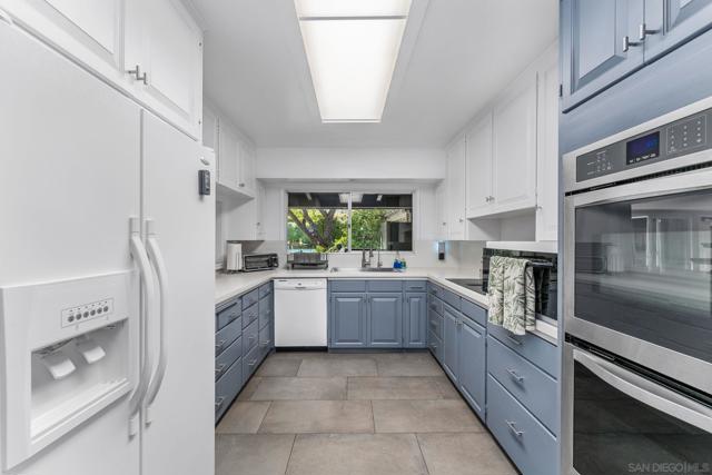 2315 Avenida De La Playa, La Jolla CA: https://media.crmls.org/mediaz/498fc198-4f57-40d5-aa92-01a19cf33100.jpg