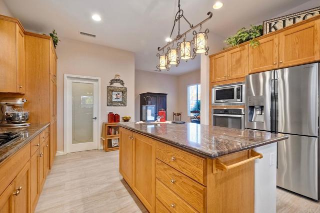 2682 Dundee Glen, Escondido CA: https://media.crmls.org/mediaz/498fc39a-829e-40a6-ae09-f762082979fa.jpg