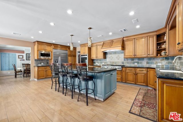 16241 W Meadow Ridge Way, Encino CA: https://media.crmls.org/mediaz/49909e59-63e0-4f51-841b-d16ee44aaad1.jpg